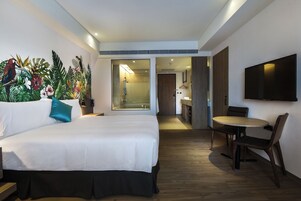 Deluxe Room (King) | In-room safe, desk, blackout drapes, iron/ironing board