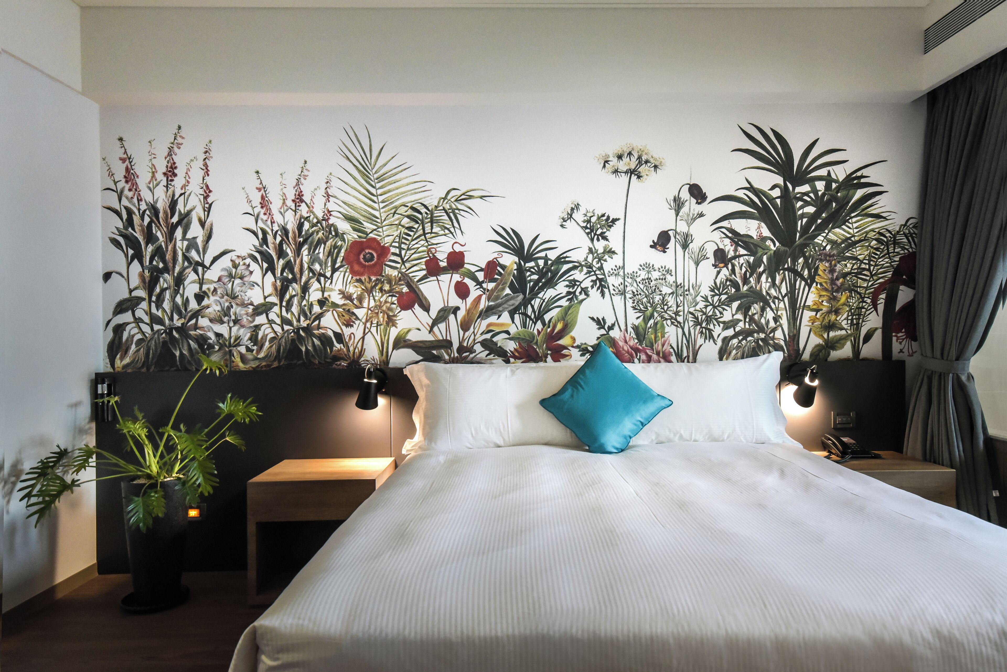 deluxe room (king) | 1 bedroom, in-room safe, desk, blackout curtains