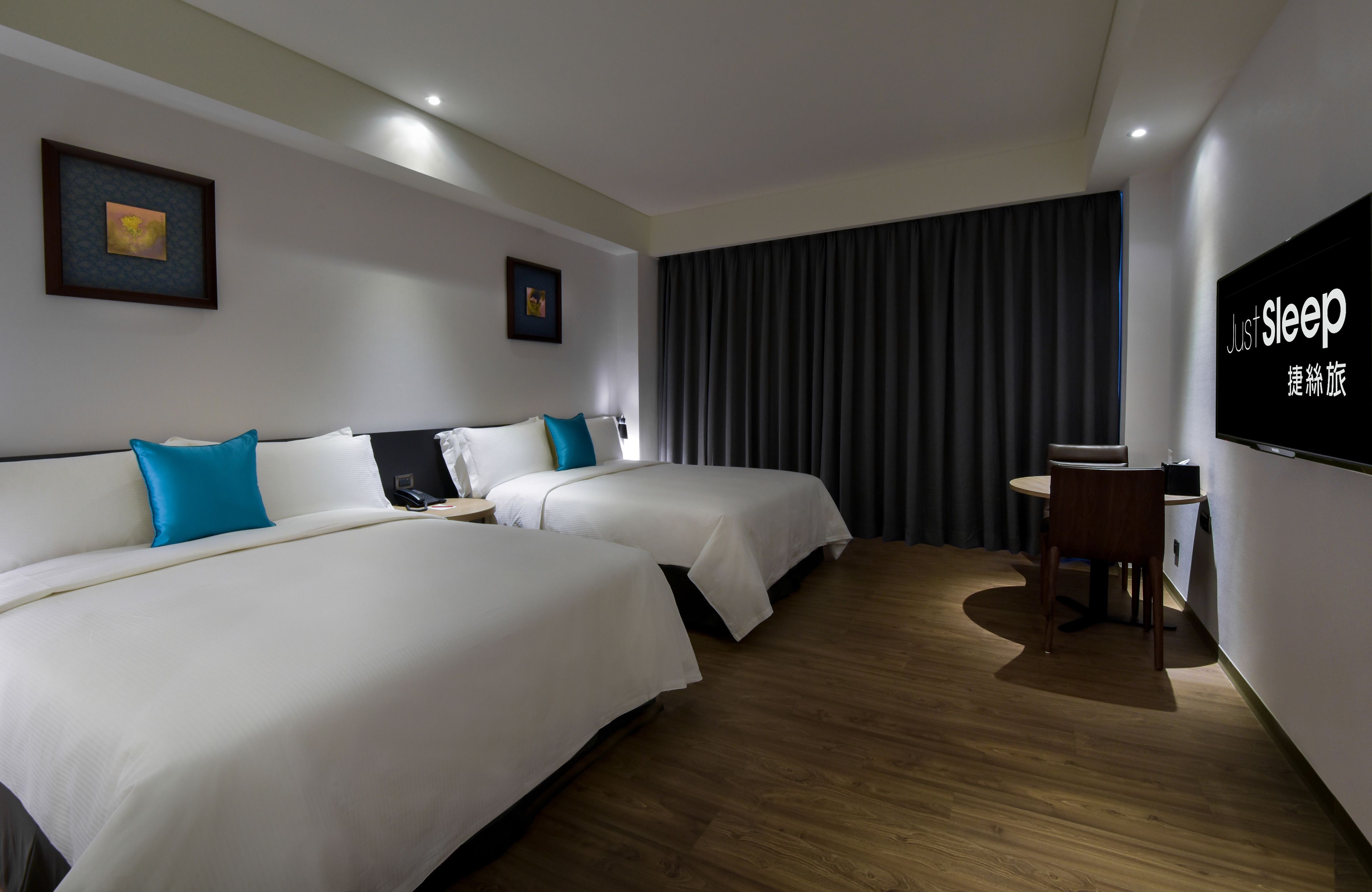 family room | 1 bedroom, in-room safe, desk, blackout curtains