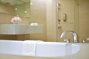 Executive-Zimmer, 1 Doppelbett | Badezimmer | Haartrockner, Hausschuhe, Handtücher, Shampoo