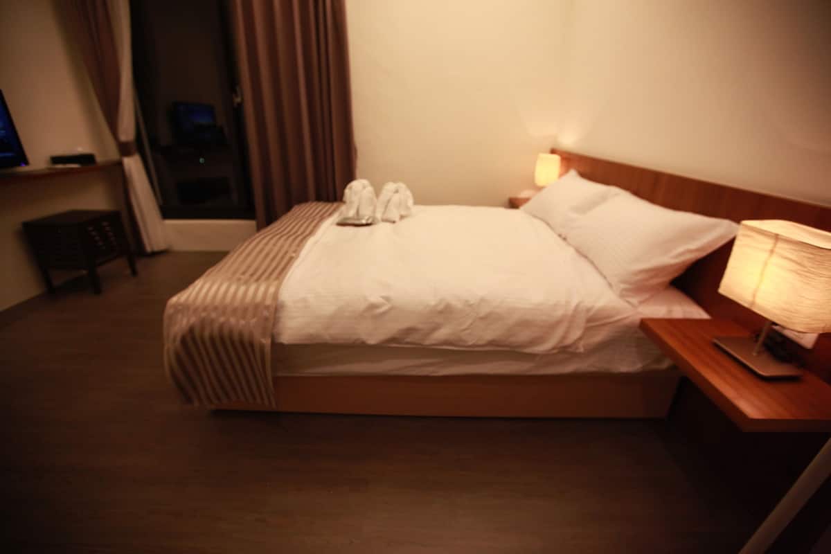 Habitación doble, balcón, vista a la ciudad | Escritorio, insonorización, wifi gratis y ropa de cama