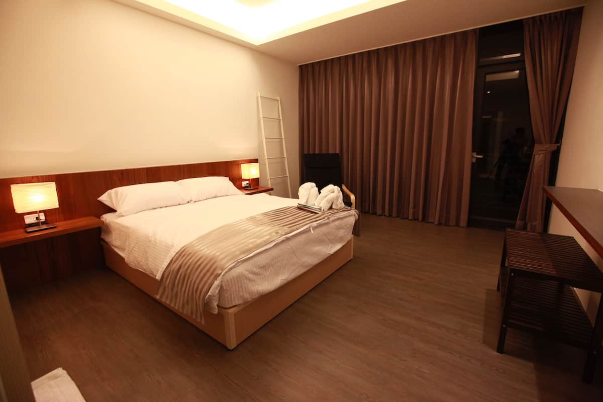 Habitación doble, en esquina | Escritorio, insonorización, wifi gratis y ropa de cama