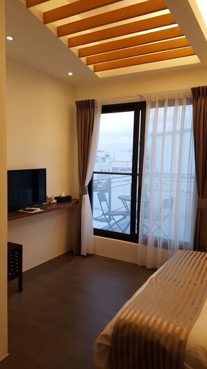 Quarto casal, sacada, vista para a cidade | Escrivaninha, quartos à prova de som, Wi-Fi de cortesia, roupa de cama