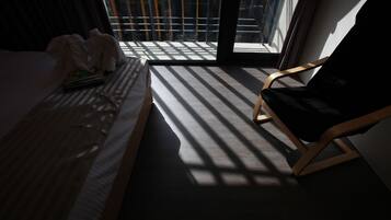 Deluxe-herbergi fyrir fjóra - svalir | Skrifborð, hljóðeinangrun, ókeypis þráðlaus nettenging, rúmföt