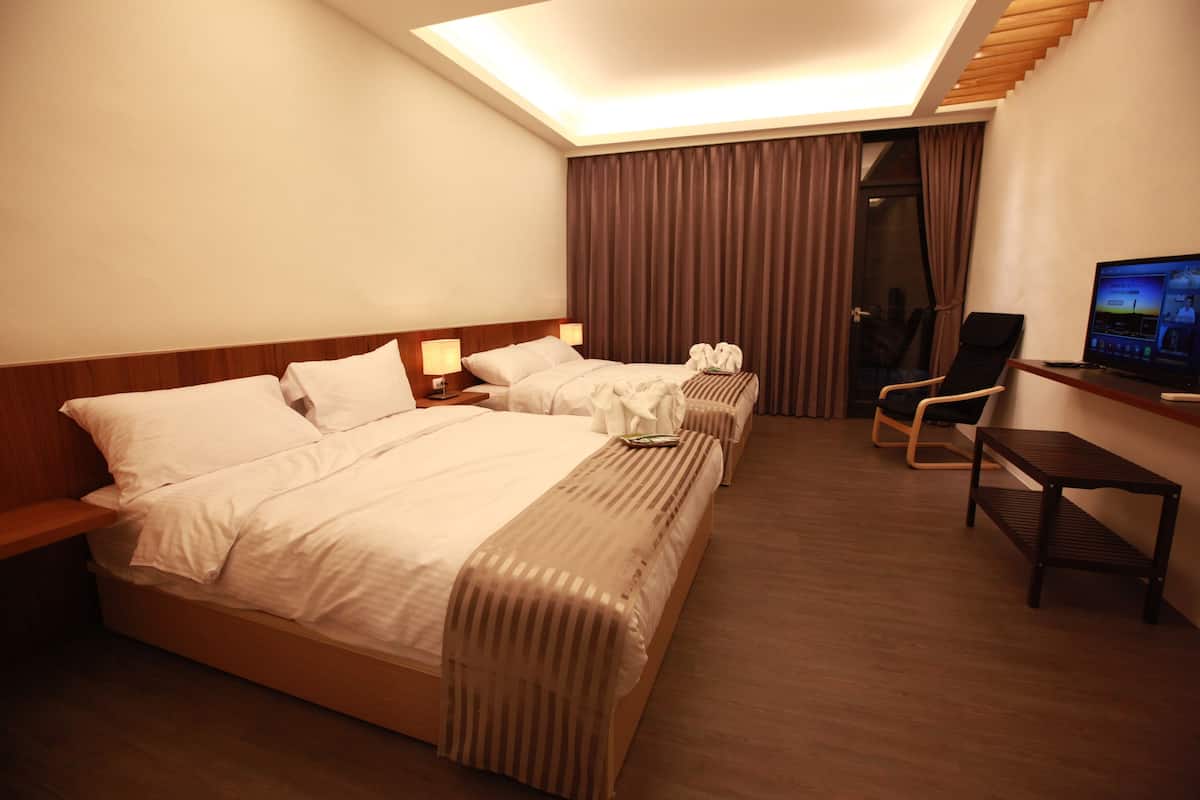 Habitación cuádruple Deluxe, balcón | Escritorio, insonorización, wifi gratis y ropa de cama