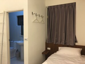 Twin Room | Bathroom | Shower, free toiletries, hair dryer, slippers - Bai Ji Yi (Hengchun)