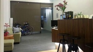 Un salón moderno con un sofá, una mesa de centro y una bicicleta al fondo.