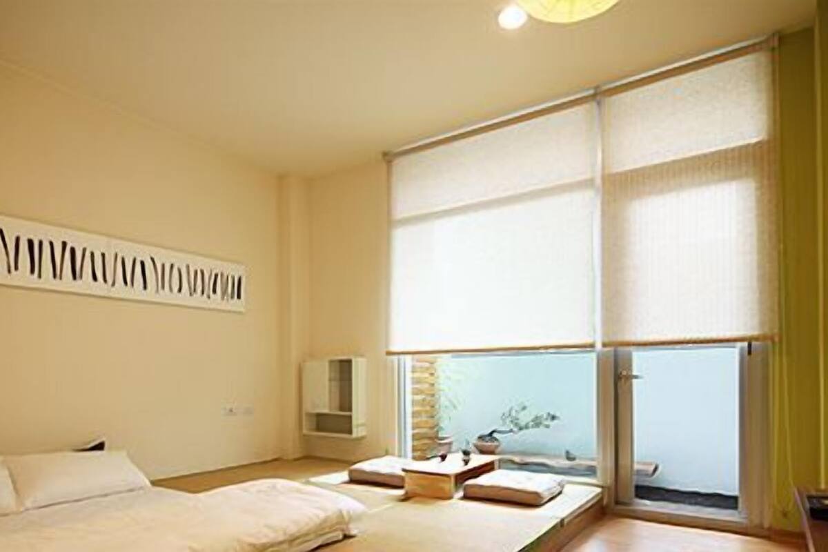 Japanese Futon Room | Memory-foam beds, desk, rollaway beds, free WiFi