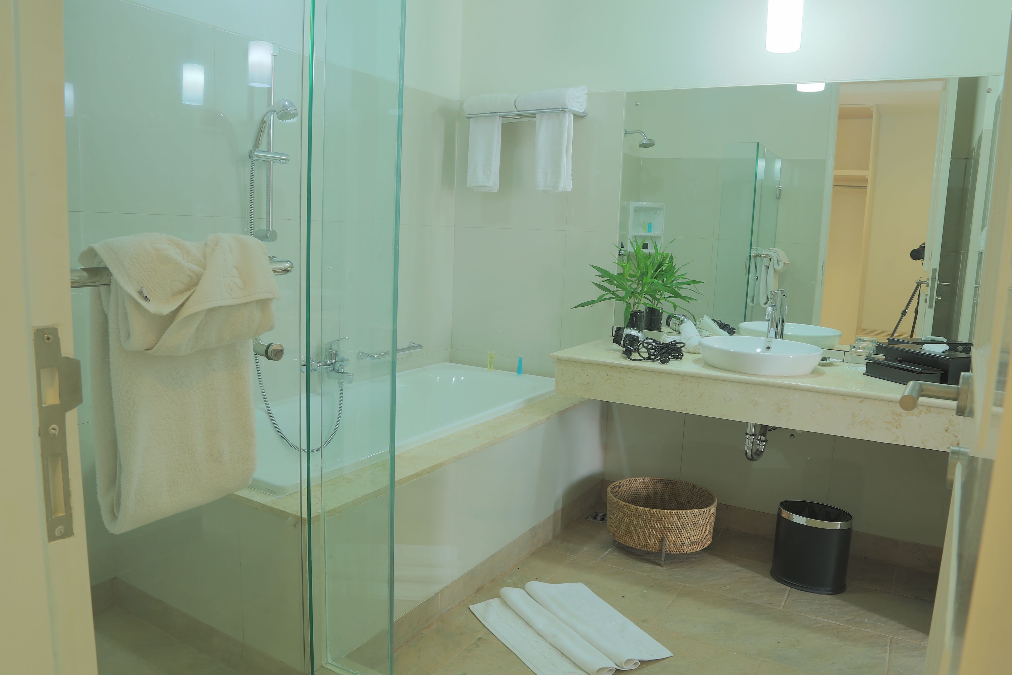 Phòng Suite | Phòng tắm | Đồ dùng nhà tắm miễn phí, áo choàng tắm, dép đi trong nhà 