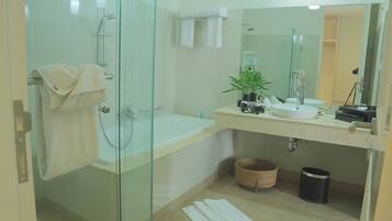 Phòng Suite | Phòng tắm | Đồ dùng nhà tắm miễn phí, áo choàng tắm, dép đi trong nhà
