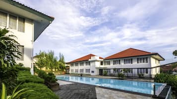 Hồ bơi ngoài trời