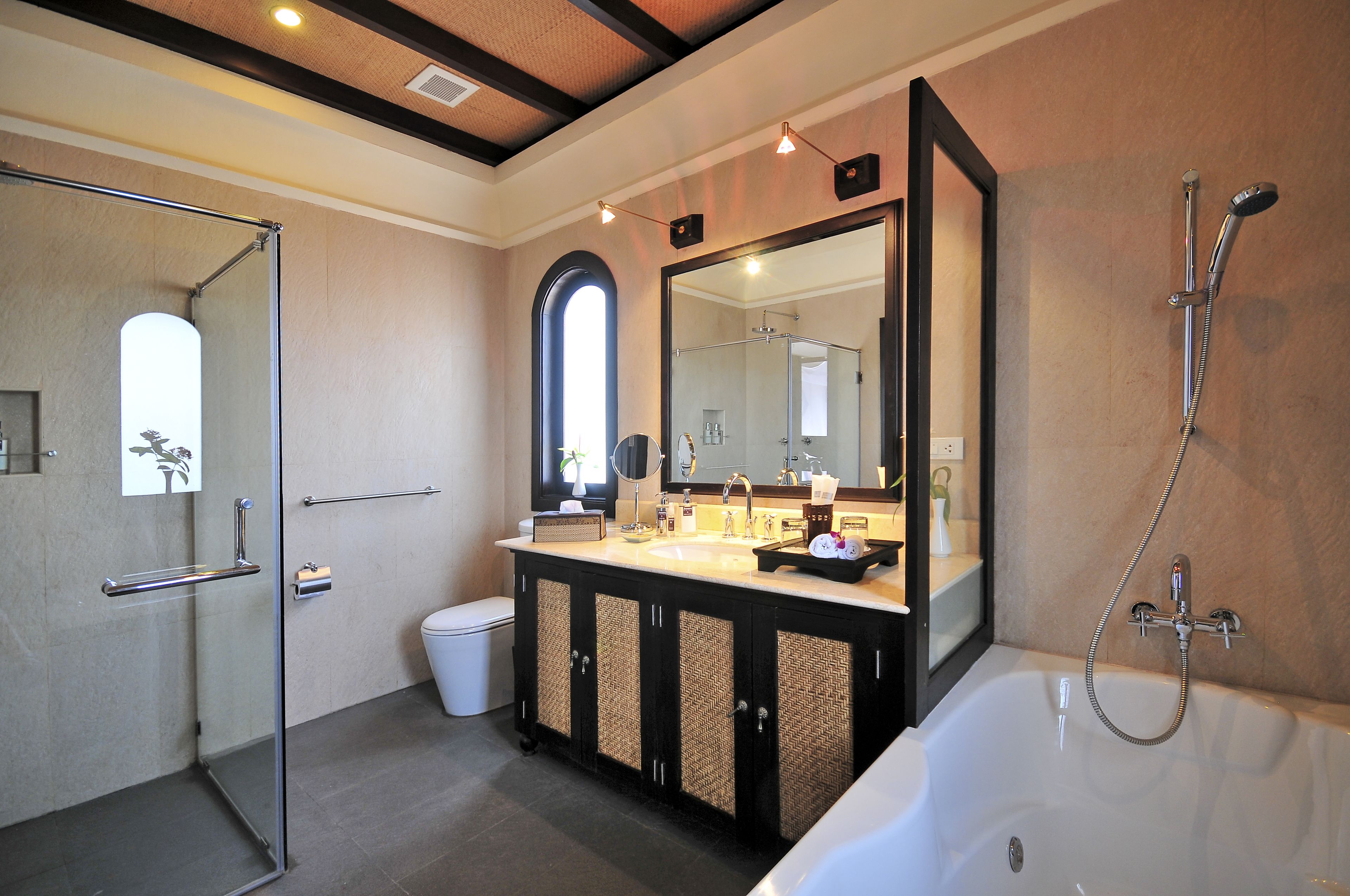 suite inpeng | bathroom | free toiletries, hair dryer, bathrobes, slippers