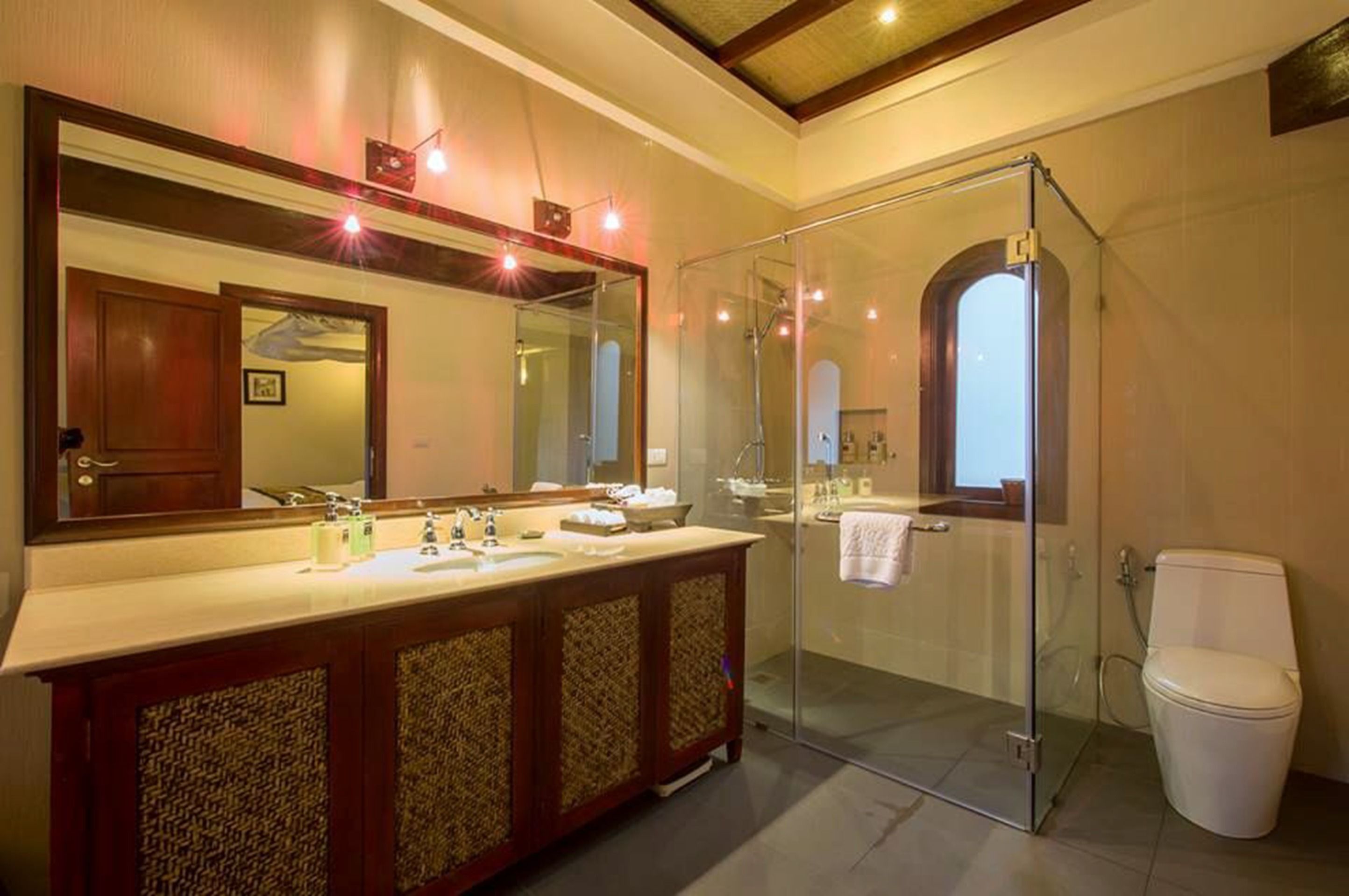 suite ongteu | bathroom | free toiletries, hair dryer, bathrobes, slippers