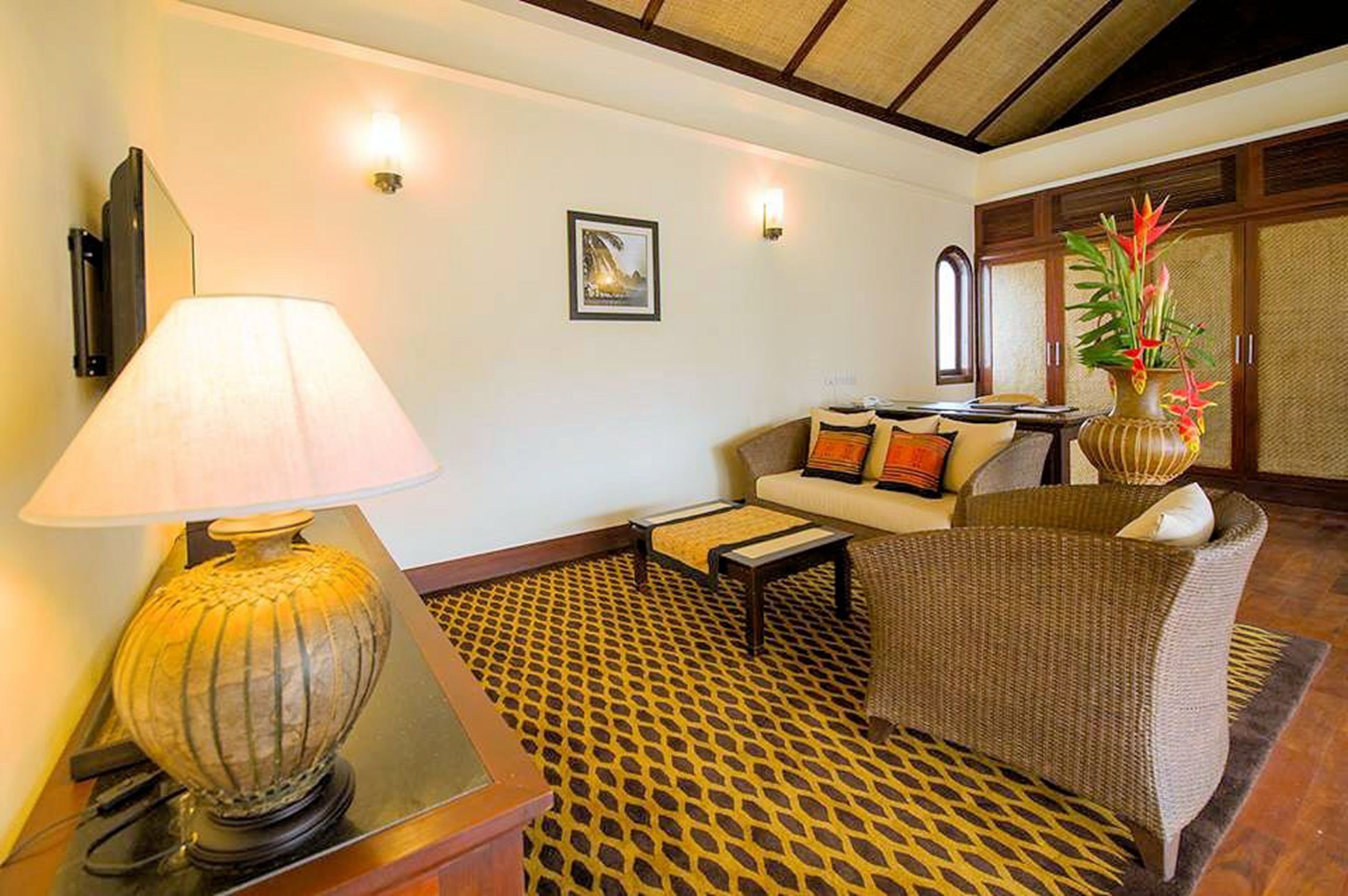 suite ongteu | living area | lcd tv, computer