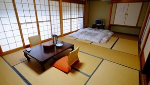 In-room safe, free WiFi - Ryokan Fujiya (Takayama)