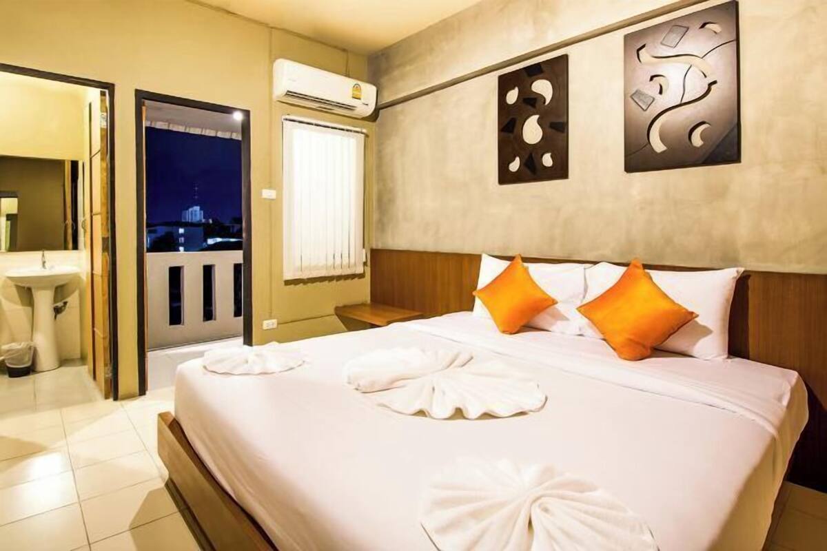 Desk, WiFi (free), bed sheets