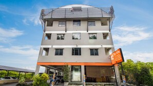 A multi-story building with a flat roof and a covered entrance area. - B2 Santitham (Wat Jed Yod) Boutique & Budget Hotel (Chiang Mai)