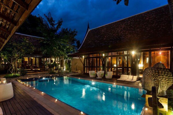 Una piscina al aire libre