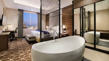 Suite Premier | Kamar mandi | Shower, perlengkapan mandi gratis, sandal, dan kloset