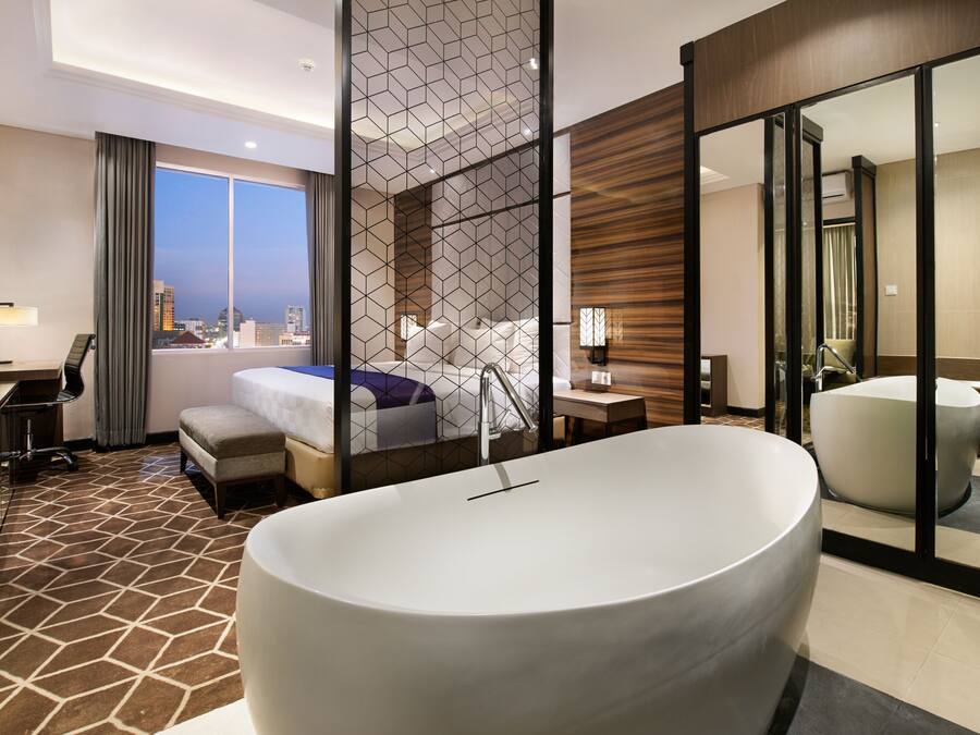 Premier Suite | Bathroom | Shower, free toiletries, slippers, bidet