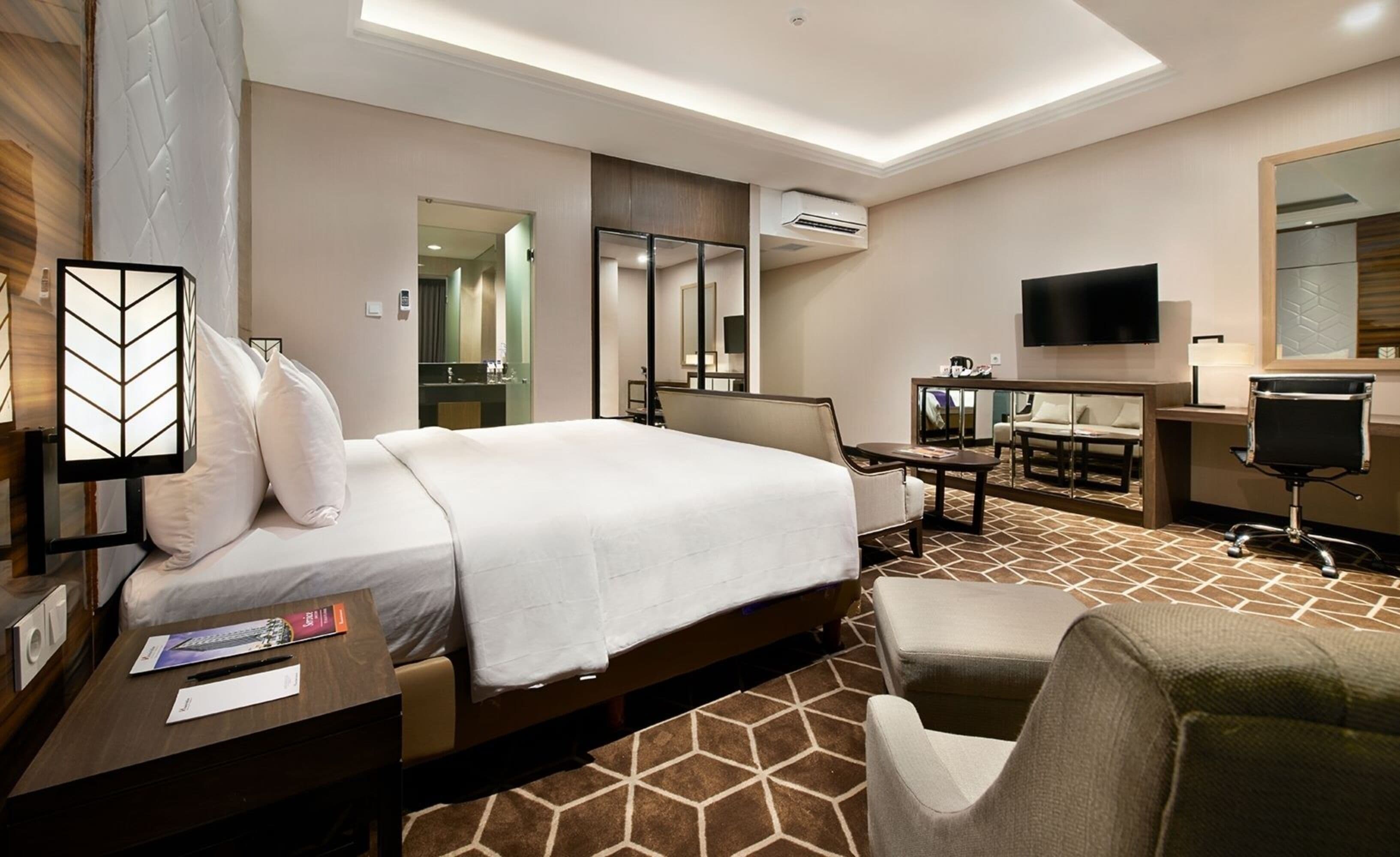 junior suite | 1 bedroom, premium bedding, minibar, in-room safe