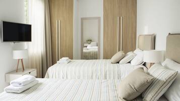 Villa, 4 Bedrooms, Private Pool, Sea View (K) | 4 bilik tidur, peti besi dalam bilik, meja, kalis bunyi