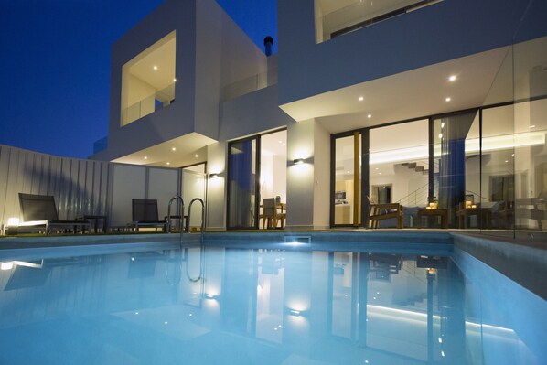 2 outdoor pools
