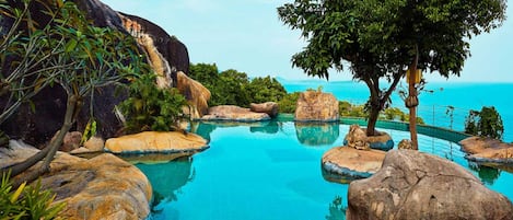2 piscines extérieures, chaises longues
