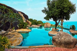 2 piscinas externas, espreguiçadeiras