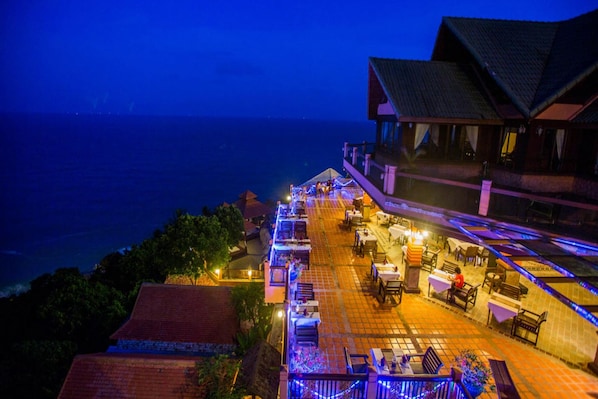 2 restaurants, breakfast, lunch, dinner served; Thai cuisine