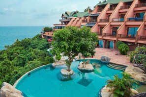 2 outdoor pools, pool loungers