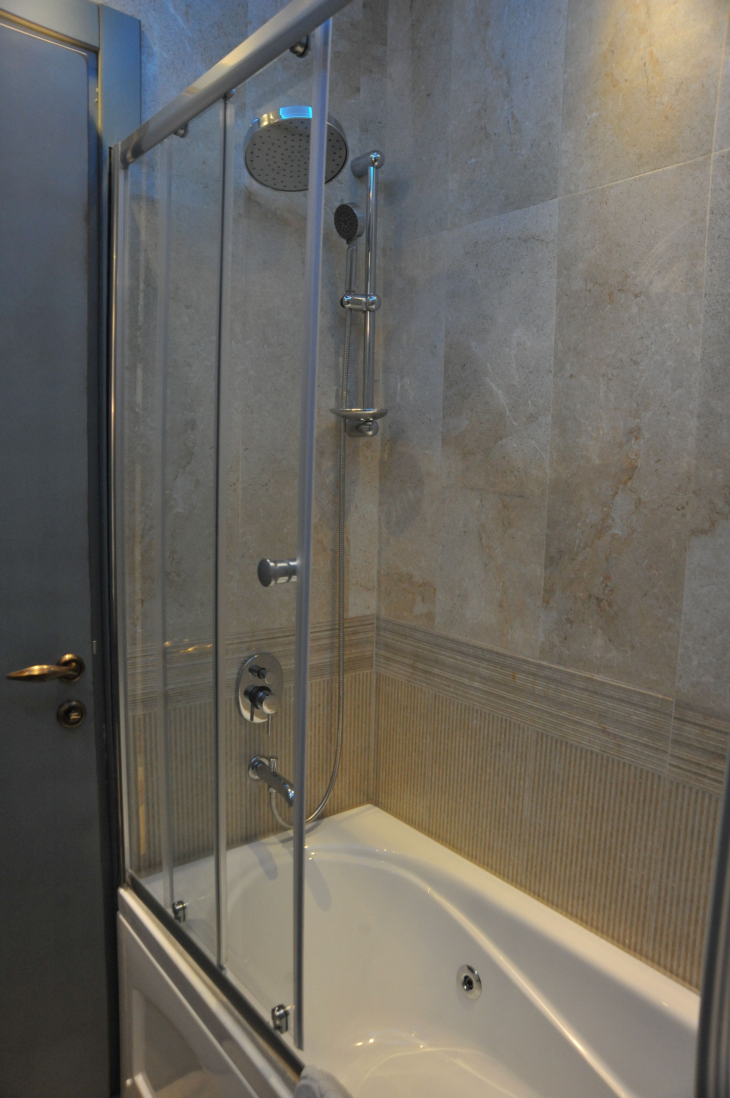 deluxe suite | deep-soaking bathtub