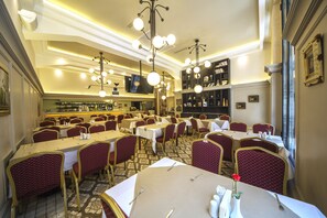 Free daily buffet breakfast  - Ayna Hotel Istanbul (Istanbul)