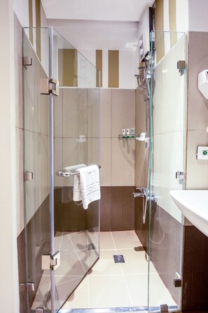 Kelengkapan dandanan diri percuma, selipar, bidet, tuala disediakan 