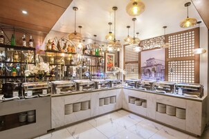 Desayuno buffet diario (PHP 600 por persona)