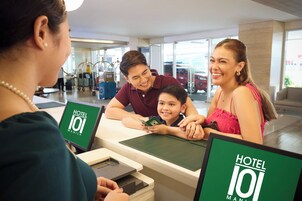 Un mostrador de recepción de hotel con una pantalla digital y un mostrador de registro.
