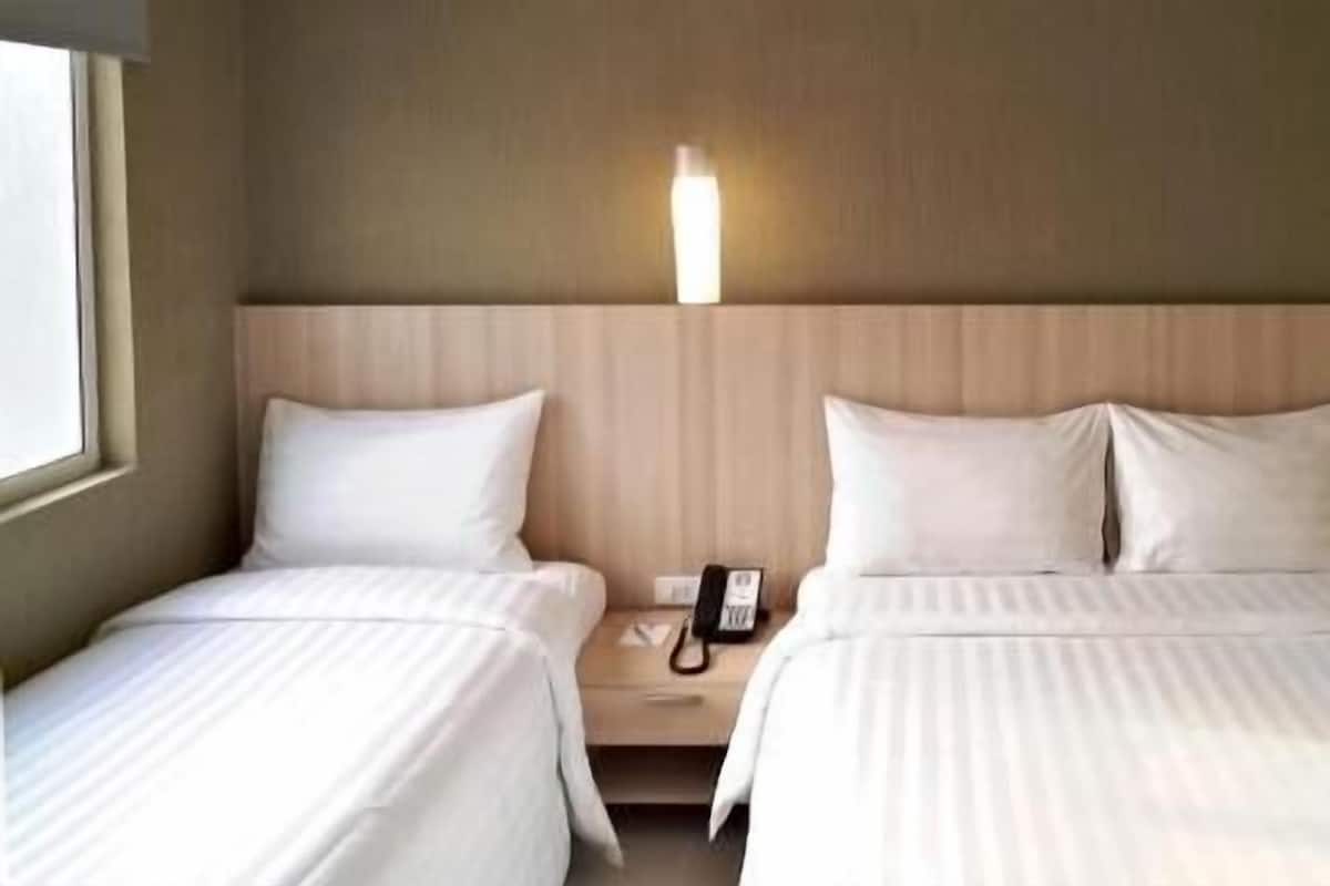 Coffre-fort, bureau, systĂšme dâinsonorisation, fer et planche Ă repasser