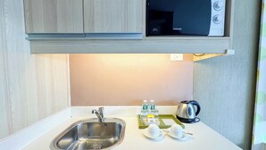 コーヒー / ティーメーカー、小型冷蔵庫、電子レンジ