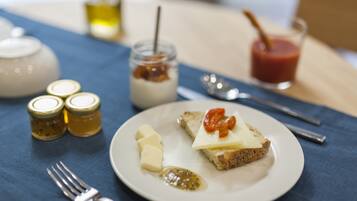 Desayuno de cocina local (EUR 15 por persona)