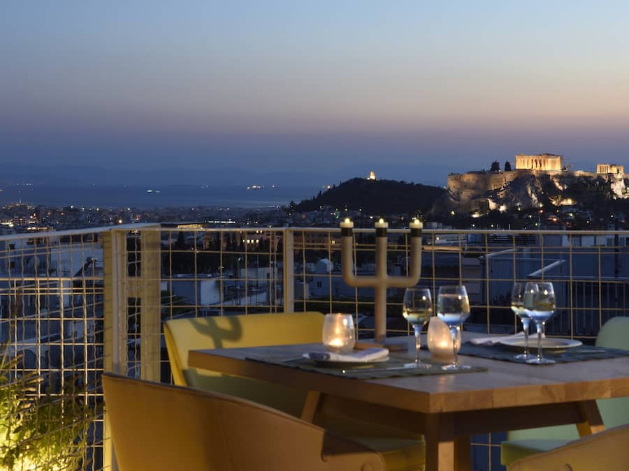 Se sirven desayunos, almuerzos y cenas; cocina mediterránea