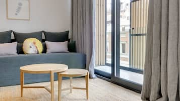 Ropa de cama de alta calidad y caja de seguridad en la habitación