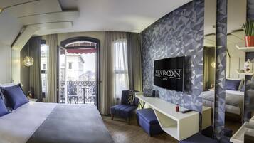 Quarto luxo, sacada | Frigobar, cofres nos quartos, escrivaninha, quartos à prova de som