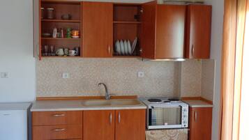 Apartment, 3 Bedrooms | Private kitchen | Fridge, stovetop, coffee/tea maker, electric kettle