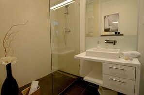 Apartment, 1 Bedroom, Kitchenette (Sail 4-u) | Bathroom | Shower, free toiletries, hair dryer, towels - IRS ROYAL APARTMENTS - IRS Trzy Żagle (Gdansk)