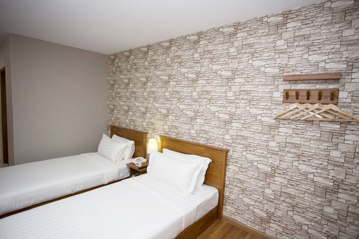 Minibar, escritorio, tabla de planchar con plancha y wifi gratis