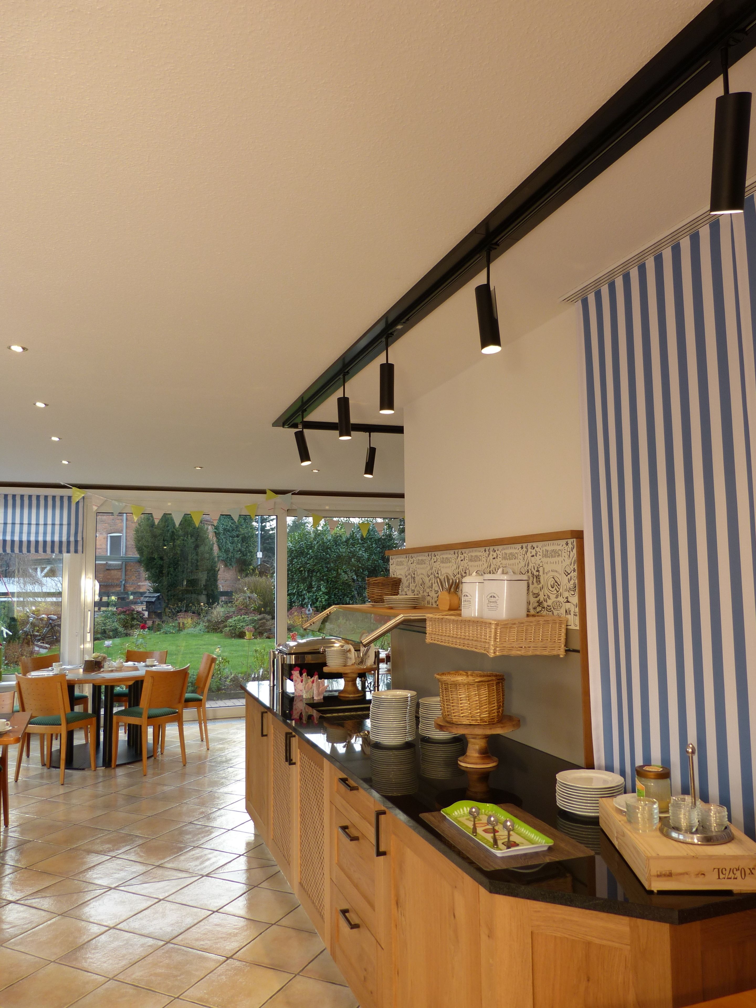 朝食 (ビュッフェ)、毎日提供 (1 名様 11 EUR)