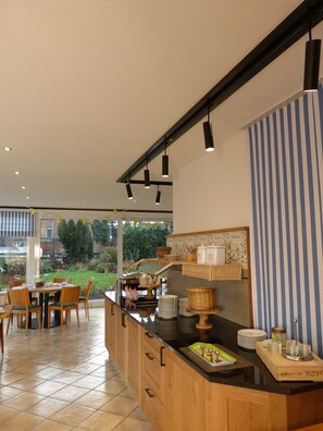 Daily buffet breakfast (EUR 11 per person) - Landhaus Bolzum (Sehnde)