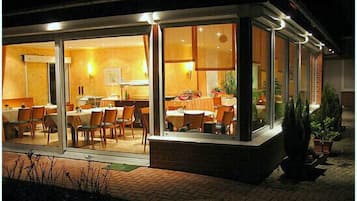 Desayuno buffet (EUR 11 por persona)