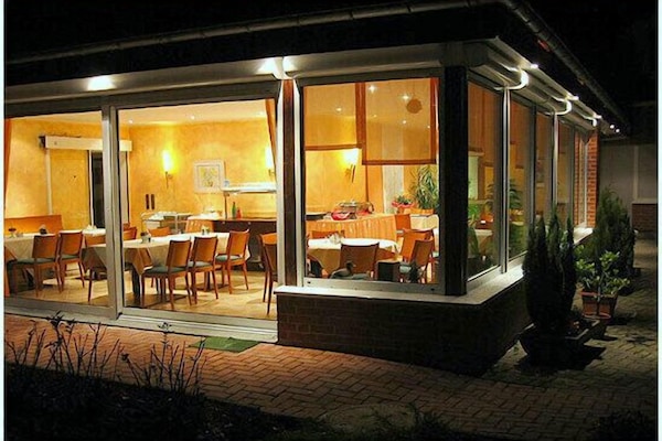 Tägliches Frühstücksbuffet (11 EUR pro Person)