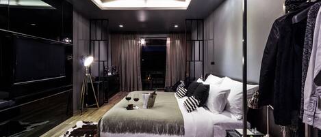 Premium bedding, free minibar items, in-room safe, desk